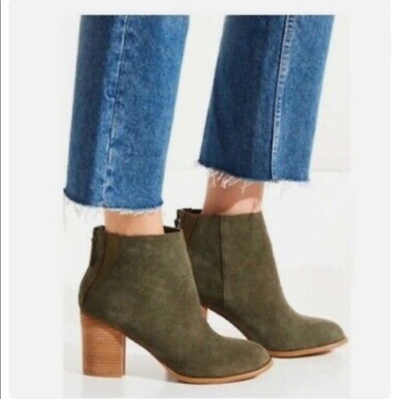 NWOT - Urban Outfitters Moss Green Suede Block Heel Ankle Boots - Picture 1 of 6